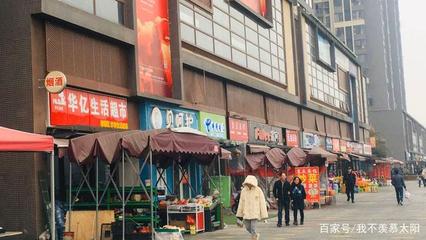 商鋪轉(zhuǎn)讓,小區(qū)門(mén)口第二間,租給超市。年租9萬(wàn)